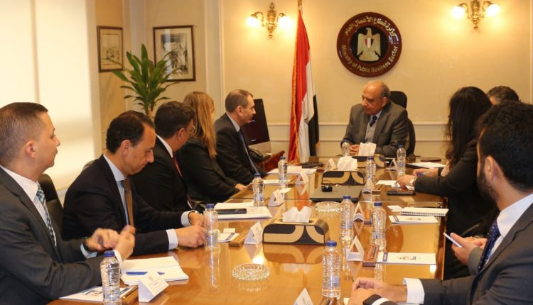 محمود عصمت .. يبحث مع وفد البنك الأوروبي لإعادة الإعمار والتنمية فرص التعاون المشترك