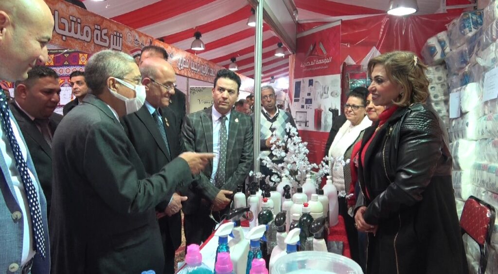 إبراهيم العربي يتفقد معرض مدينة نصر..ويشيد بتوافر وتنوع السلع والتنظيم الجيد   