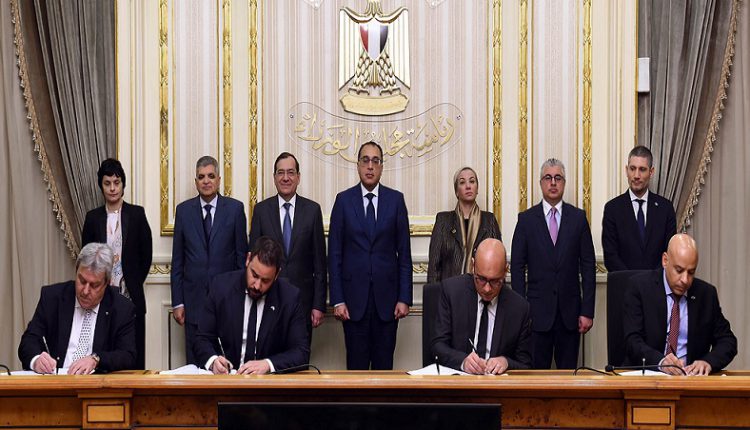 قناة السويس توقع اتفاقية مع مجموعة V اليونانية لإنشاء شركة لإدارة المخلفات الصلبة والسائلة   