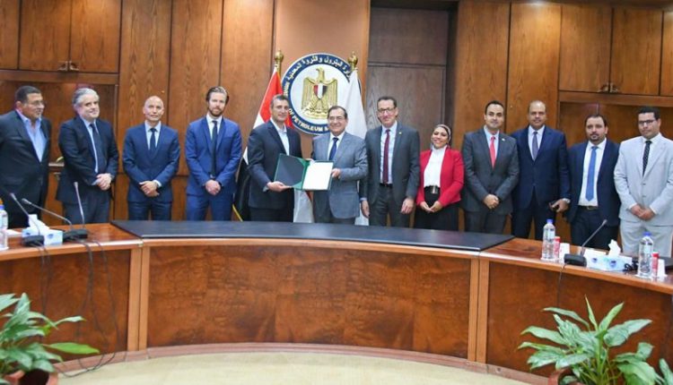 البترول تسلم مينرفا العالمية أول رخصة لتموين السفن بالوقود في الموانئ المصرية