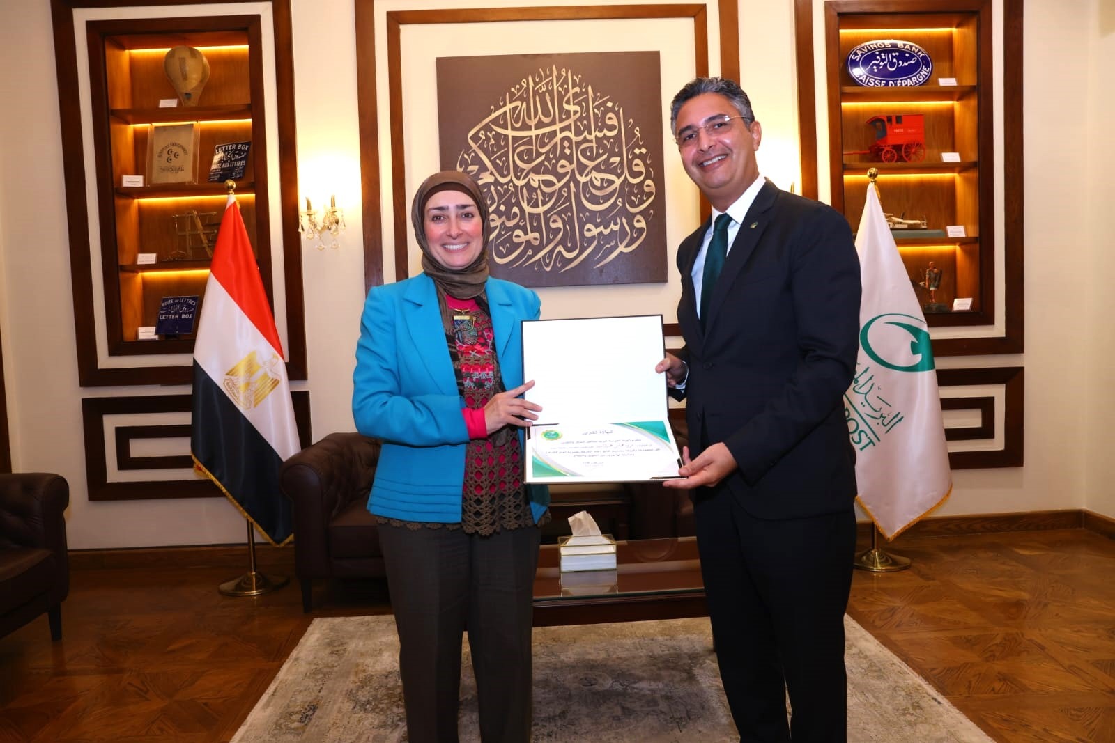 رئيس البريد يكرم طلاب كليات الفنون الفائزين بمسابقة تصميم الطوابع التذكاري