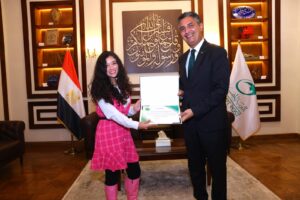 رئيس البريد يكرم طلاب كليات الفنون الفائزين بمسابقة تصميم الطوابع التذكاري