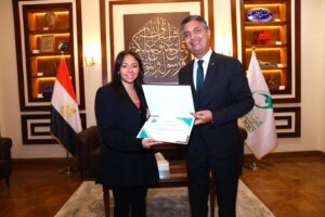 رئيس البريد يكرم طلاب كليات الفنون الفائزين بمسابقة تصميم الطوابع التذكاري