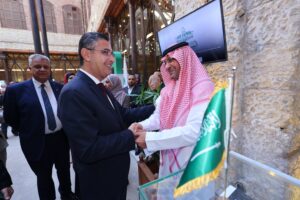 رئيس البريد المصري يفتتح المعرض العربي للطوابع   