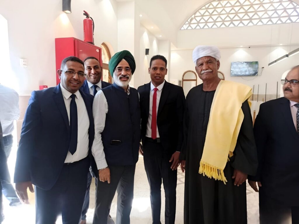 «السفير الهندي» بالقاهرة يزور مكتب بريد فارس بأسوان