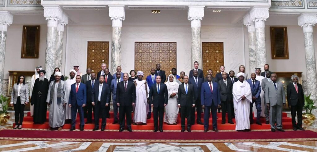 الرئيس السيسي يلتقي وفداً من القوى السياسية السودانية بحضور نائب سفير السعودية بالقاهرة 