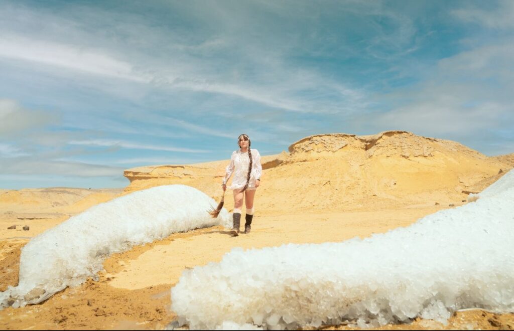 إلينا تينجري : تبتكر منحوتة جليدية ضخمة في صحراء مصر لتسليط الضوء على أزمة المناخ