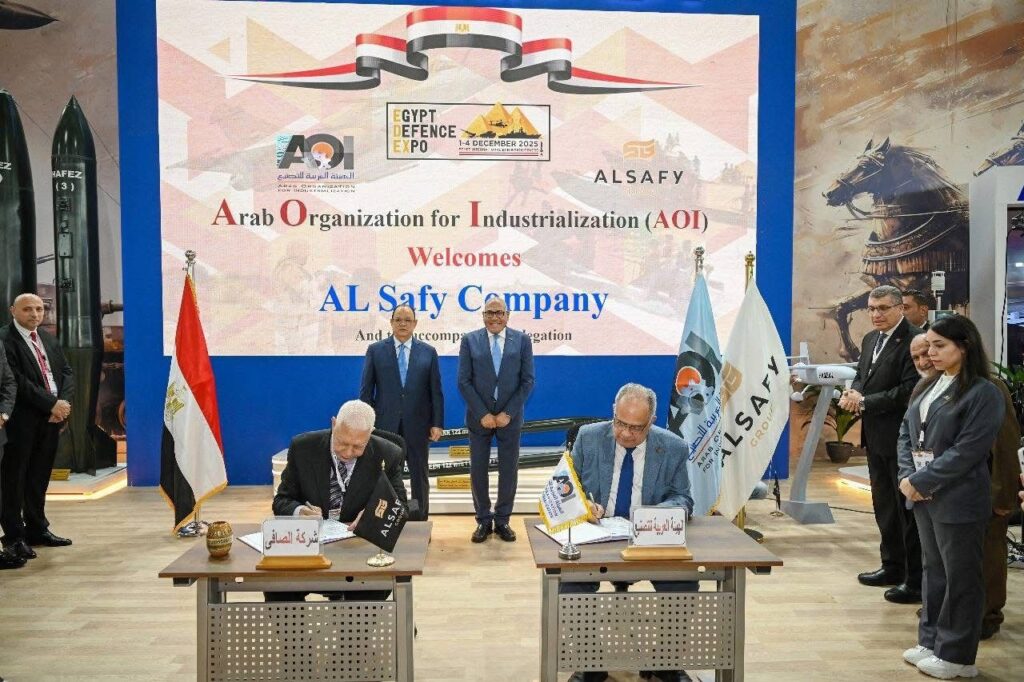 

خلال مشاركتها في معرض EDEX 2025:
مجموعة الصافي توقع اتفاقية شراكة استراتيجية مع الهيئة العربية للتصنيع لتعزيز مكانة مصر كمركز إقليمي للتقنيات المتقدمة

تشارك مجموعة الصافي للمرة الأولى في معرض الدفاع المصري الدولي "إيديكس 2025" (EDEX 2025)، الذي يقام في الفترة من 1 إلى 4 ديسمبر 2025 بمركز مصر للمعارض الدولية بالقاهرة الجديدة، ليجمع نخبة الشركات العالمية والإقليمية العاملة في مجالات الدفاع والأمن والتكنولوجيا المتقدمة.
تمثل هذه المشاركة تأكيدا على مكانة مجموعة الصافي الرائدة في مجال التكنولوجيا المتقدمة والحلول الأمنية، ودورها المحوري في بناء منظومة أمنية رقمية متكاملة، كما تعكس التزامها بدعم القطاع الأمني والدفاعي على المستويين المحلي والدولي، وتعزيز مكانة مصر كمركز إقليمي للتقنيات المتقدمة.
وتكشف مجموعة الصافي خلال المعرض عن مجموعة من أحدث حلولها التكنولوجية المتطورة، تشمل أنظمة إدارة غرف العمليات المتكاملة، التي تقدم تصميما ذكيا يوحد كل عناصر العمليات تحت سقف واحد، ومنظومات دفاعية مبتكرة تتكيف مع التحديات الأمنية المتطورة، إلى جانب منصات ذكاء اصطناعي متقدمة لتحليل البيانات والتنبؤ بالمخاطر، والتي تم تطويرها لتلبية أعلى معايير الكفاءة والاعتمادية، وتمتاز بقدرات تحليلية استباقية، وتصميم مرن يواكب أحدث المعايير العالمية، بما يعزز قدرات المؤسسات الدفاعية والأمنية.
وفي تطور استراتيجي مهم، شهد معرض الدفاع المصري الدولي "إيديكس 2025" الإعلان رسميا عن الشراكة الاستراتيجية بين مجموعة الصافي والهيئة العربية للتصنيع، إحدى أبرز الركائز الصناعية في مصر، لتصبح المجموعة الممثل التجاري الإقليمي للهيئة، وتتولى تمثيلها في الأسواق الإقليمية والدولية، وتسويق وتصدير الحلول التكنولوجية والمنتجات عالية الجودة التي تنتجها، مما يسهم في تعزيز الحضور المصري التكنولوجي عالميًا ويدعم الاقتصاد الوطني.
قام بتوقيع الاتفاقية اللواء مهندس عبد الرحمن عبد العظيم عثمان مدير عام الهيئة العربية للتصنيع، واللواء سامي مطاوع مدير إدارة المشروعات بمجموعة الصافي، وذلك بحضور اللواء أ.ح. مهندس مختار عبد اللطيف رئيس الهيئة العربية للتصنيع، وصافي وهبة رئيس مجلس إدارة مجموعة الصافي.
وفي إطار فعاليات المعرض، تستعرض مجموعة الصافي جهودها في توطين التكنولوجيا المتقدمة ودعم التحول الرقمي، عبر إنجاز شركتها التابعة "الصافي للحلول المتكاملة" (AIS) في إطلاق أول مصنع محلي لإنتاج كاميرات المراقبة الذكية المتطورة من العلامة العالمية "هولويتس" (HOLOWITS) باستثمارات تبلغ 50 مليون جنيه، ليكون بمثابة نقلة نوعية في قطاع الأمن الرقمي.
ويُعد المصنع الجديد خطوة استراتيجية تضع مصر في موقع ريادي بمجال التكنولوجيا الأمنية، وتحقق رؤية مصر 2030 للتحول الرقمي وتوطين صناعة التكنولوجيا المتقدمة، بما يعزز الأمن القومي التكنولوجي، ويخفض فاتورة الاستيراد ويوفر العملة الصعبة، حيث تصل الطاقة الإنتاجية إلى 2 مليون كاميرا سنوياً.
وتتميز الكاميرات بكفاءة عالية وقدرة على تلبية احتياجات المؤسسات الحيوية وقطاعات الأعمال المختلفة، بما في ذلك المنشآت الصناعية، والبنوك، والهيئات الحكومية، ومشاريع البنية التحتية، مما يعزز قدرة السوق المصري على المنافسة إقليمياً ودولياً.
ووجهت مجموعة الصافي الدعوة لجميع المهتمين بالتقنيات الحديثة، ورواد الصناعة، ووسائل الإعلام، لزيارة جناحها المتميز في معرض الدفاع المصري الدولي "إيديكس 2025" (EDEX 2025)، والاطلاع على مستقبل التكنولوجيا الأمنية والدفاعية التي تصنعها أيادي مصرية، مؤكدة على أن مصر أصبحت قادرة على المنافسة العالمية في صناعة التكنولوجيا المتقدمة.

