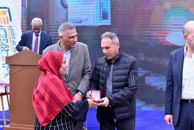 البنك الأهلي يسلم عددا من البيوت والمشروعات الصغيرة للمستفيدين بمحافظة أسوان