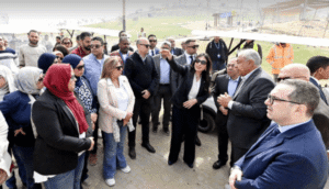 وقالت، إن المشروع يمثل نموذجًا متكاملاً يجمع بين التنمية البيئية والثقافية والسياحية والخدمية، مؤكدة أنه سيسهم في رفع مستوى الخدمات وتحقيق نقلة نوعية في المنطقة التاريخية والفنادق والسياحة والحياة اليومية لسكان القاهرة. رافق الوزيرة، خلال الجولة الدكتور وليد عباس نائب الوزيرة للمجتمعات العمرانية، والمهندس أحمد عمران نائب الوزيرة للمرافق، إلى جانب مسئولي الوزارة والجهاز المركزي والشركات المنفذة واستشاري المشروع.