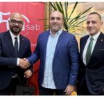 بنك saib  يسلم هاتف iPhone 17  للفائز بحملته الترويجية لبطاقاته الائتمانية خلال شهر رمضان