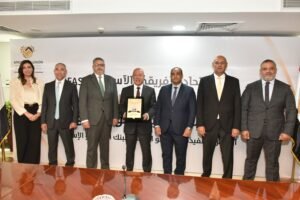 يحيى أبو الفتوح يتسلم جائزة AFASU الذهبية